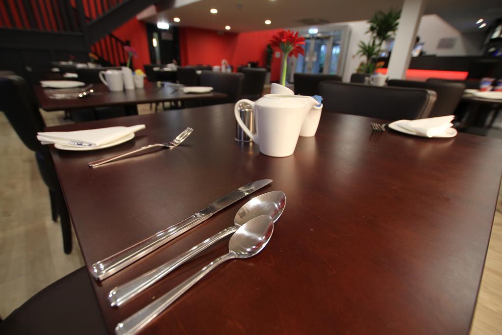 Ramada Oxford Hotel Waterstock Екстериор снимка
