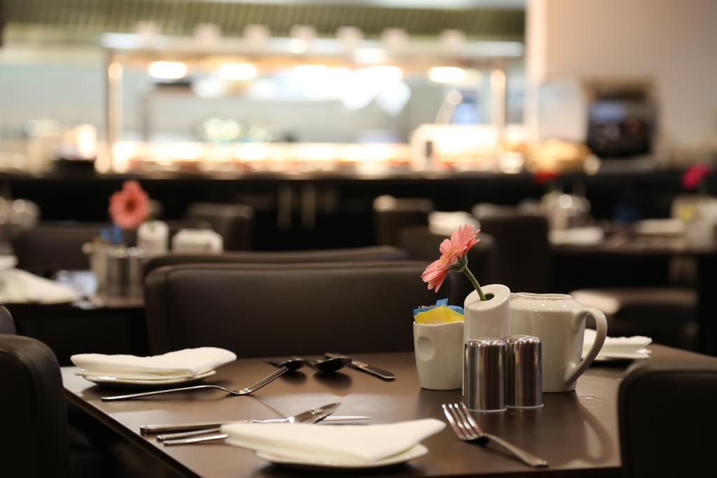 Ramada Oxford Hotel Waterstock Екстериор снимка