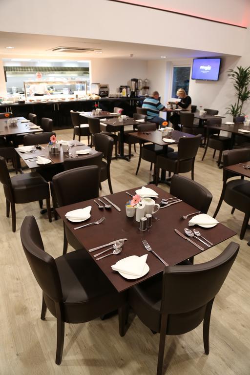 Ramada Oxford Hotel Waterstock Екстериор снимка