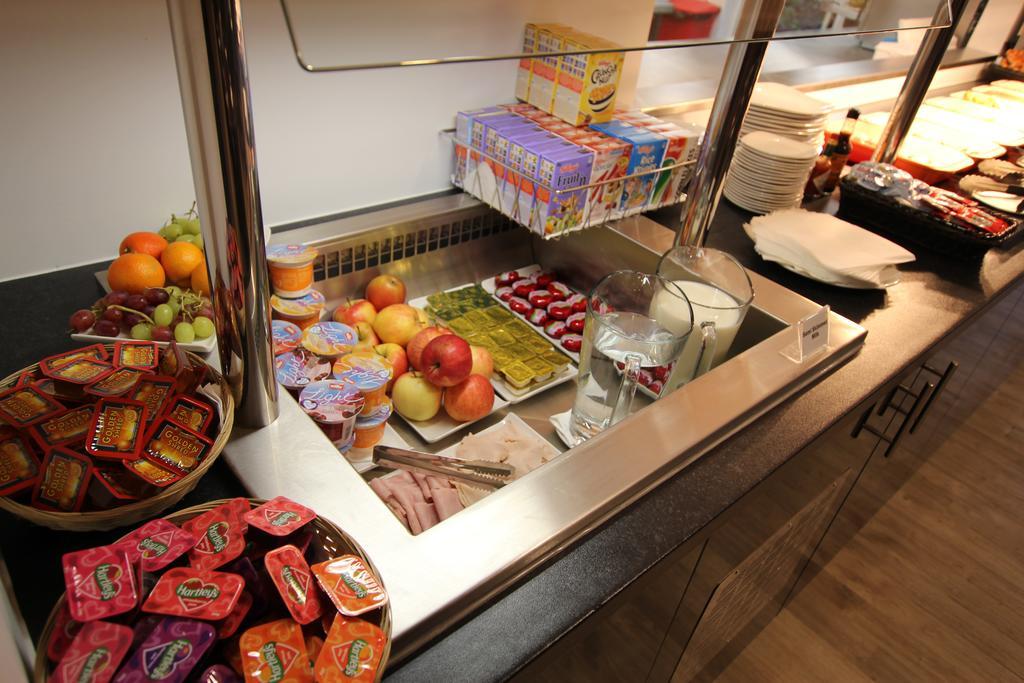 Ramada Oxford Hotel Waterstock Екстериор снимка