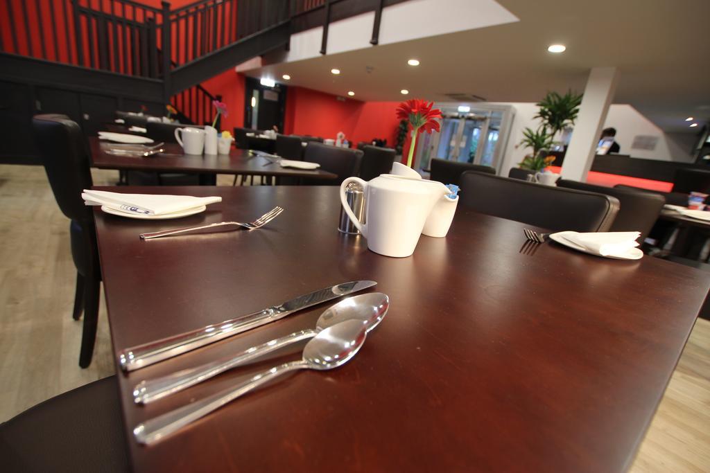 Ramada Oxford Hotel Waterstock Екстериор снимка