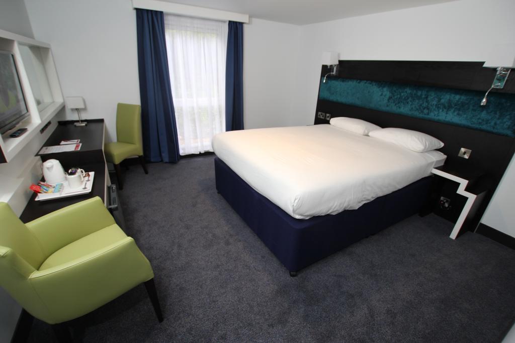 Ramada Oxford Hotel Waterstock Екстериор снимка