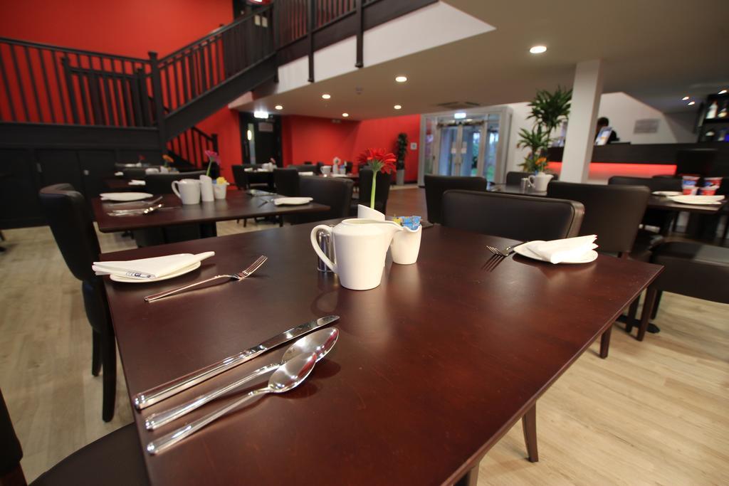 Ramada Oxford Hotel Waterstock Екстериор снимка