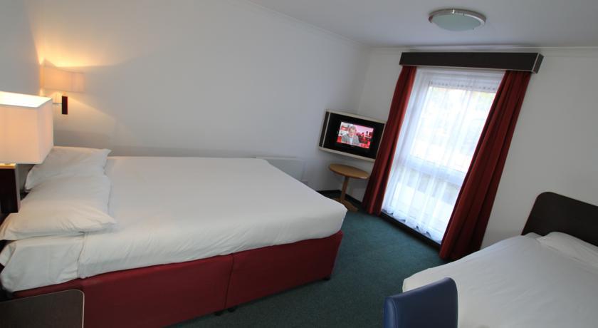 Ramada Oxford Hotel Waterstock Екстериор снимка