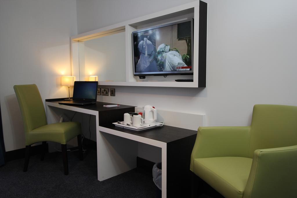 Ramada Oxford Hotel Waterstock Екстериор снимка