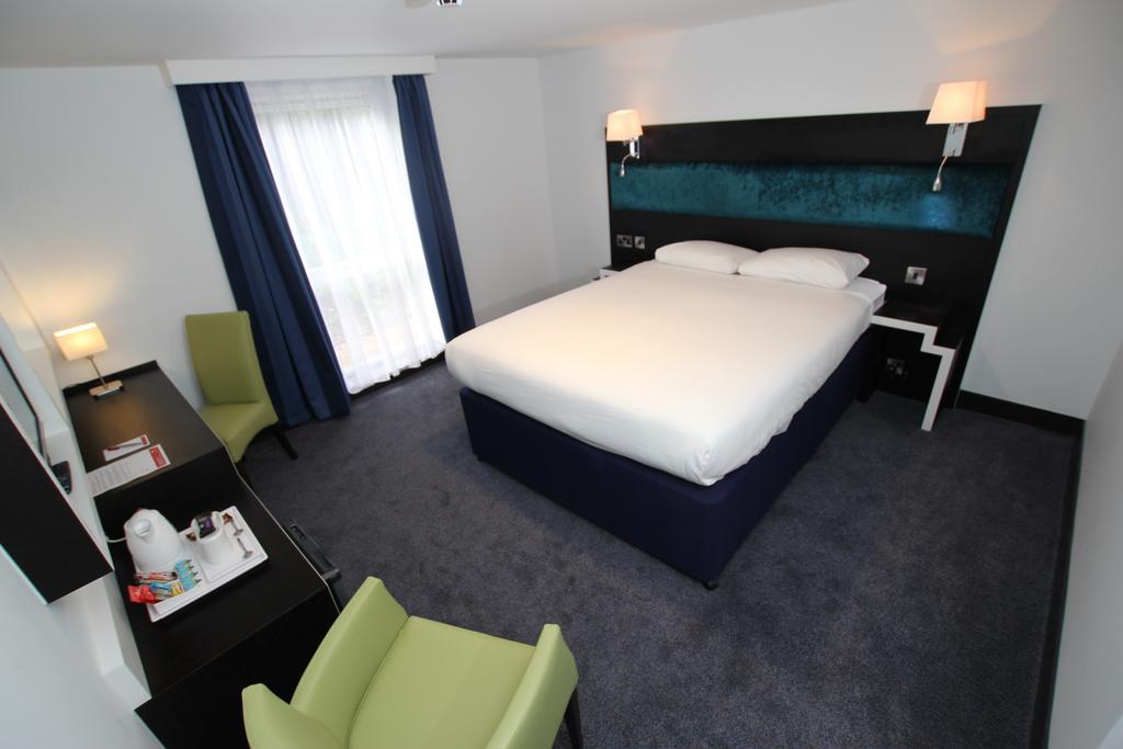 Ramada Oxford Hotel Waterstock Екстериор снимка
