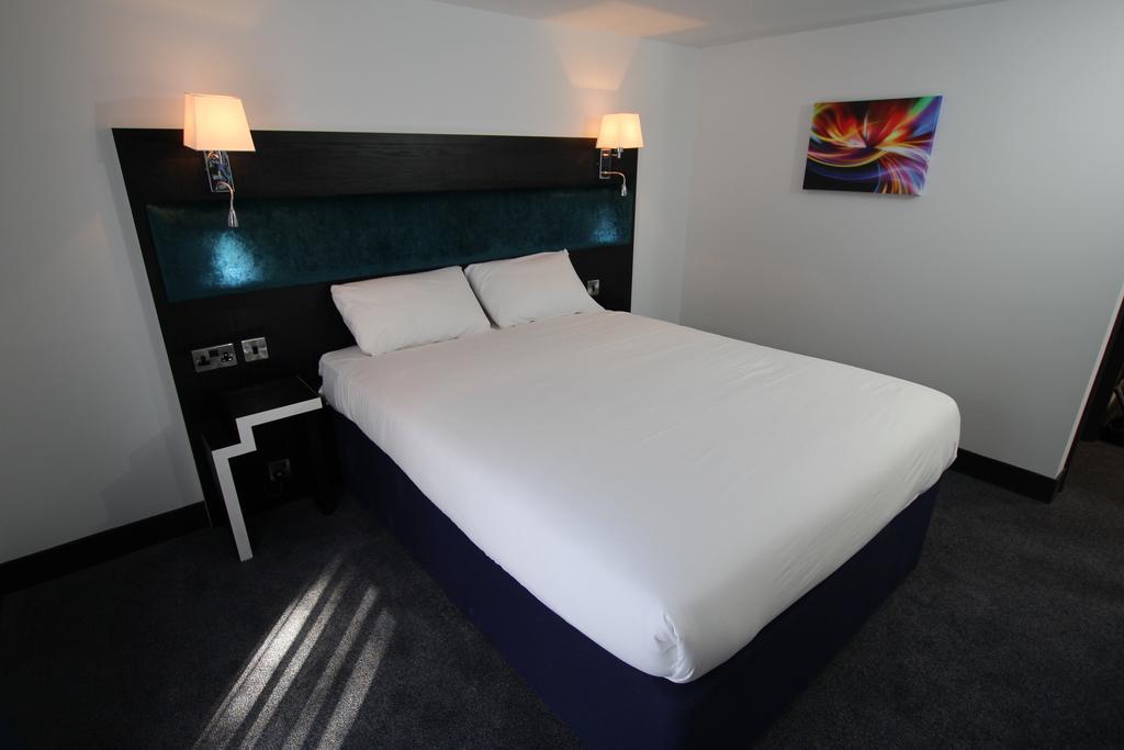 Ramada Oxford Hotel Waterstock Екстериор снимка