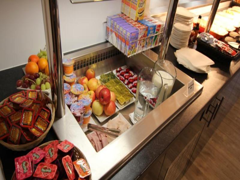 Ramada Oxford Hotel Waterstock Екстериор снимка