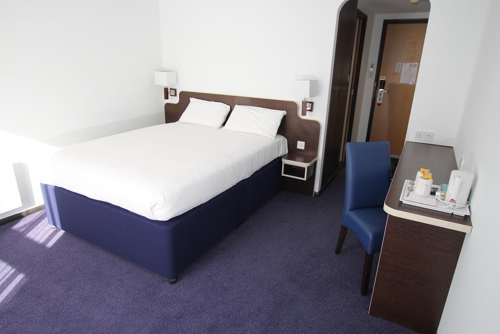 Ramada Oxford Hotel Waterstock Стая снимка