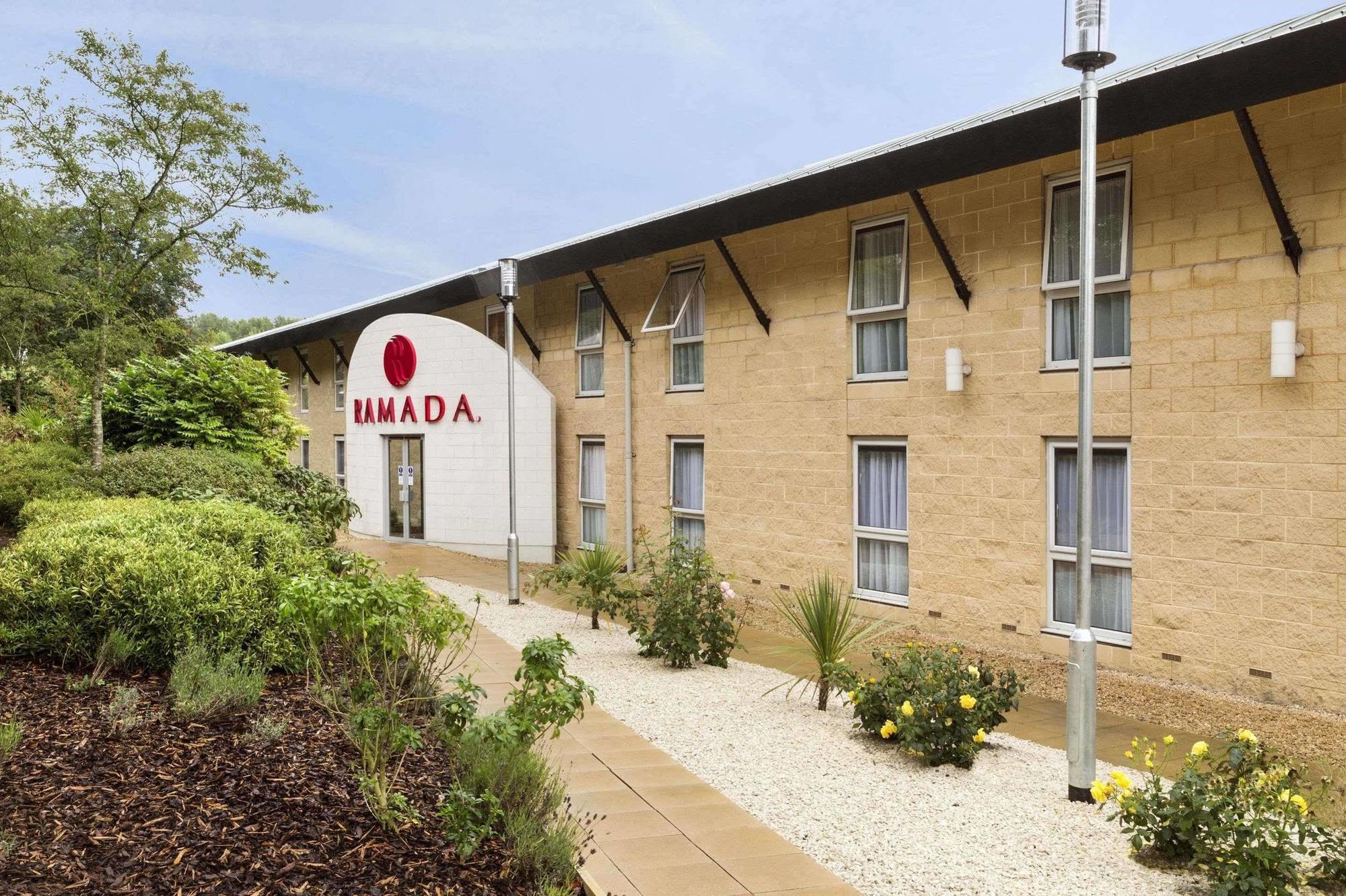 Ramada Oxford Hotel Waterstock Екстериор снимка