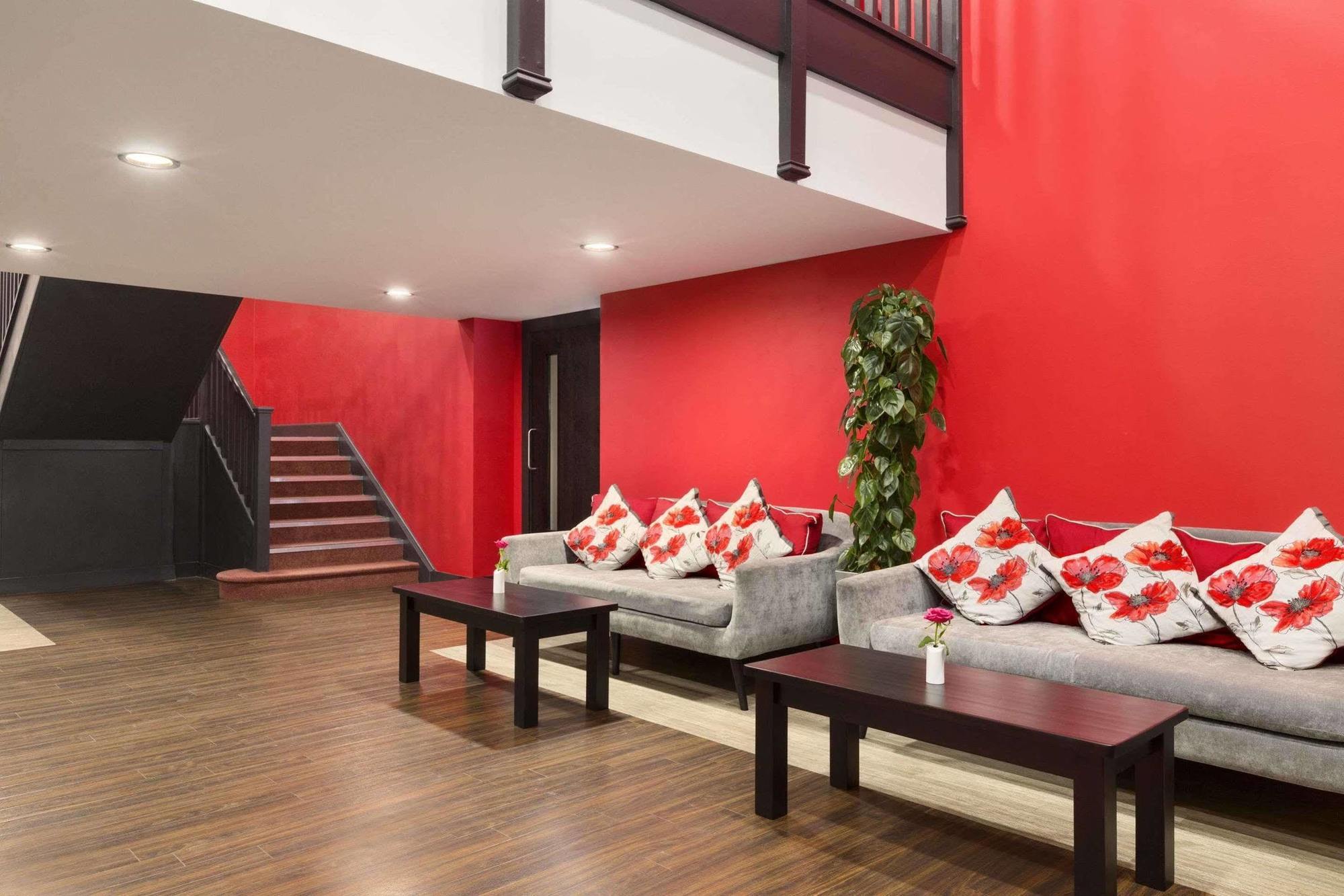 Ramada Oxford Hotel Waterstock Екстериор снимка