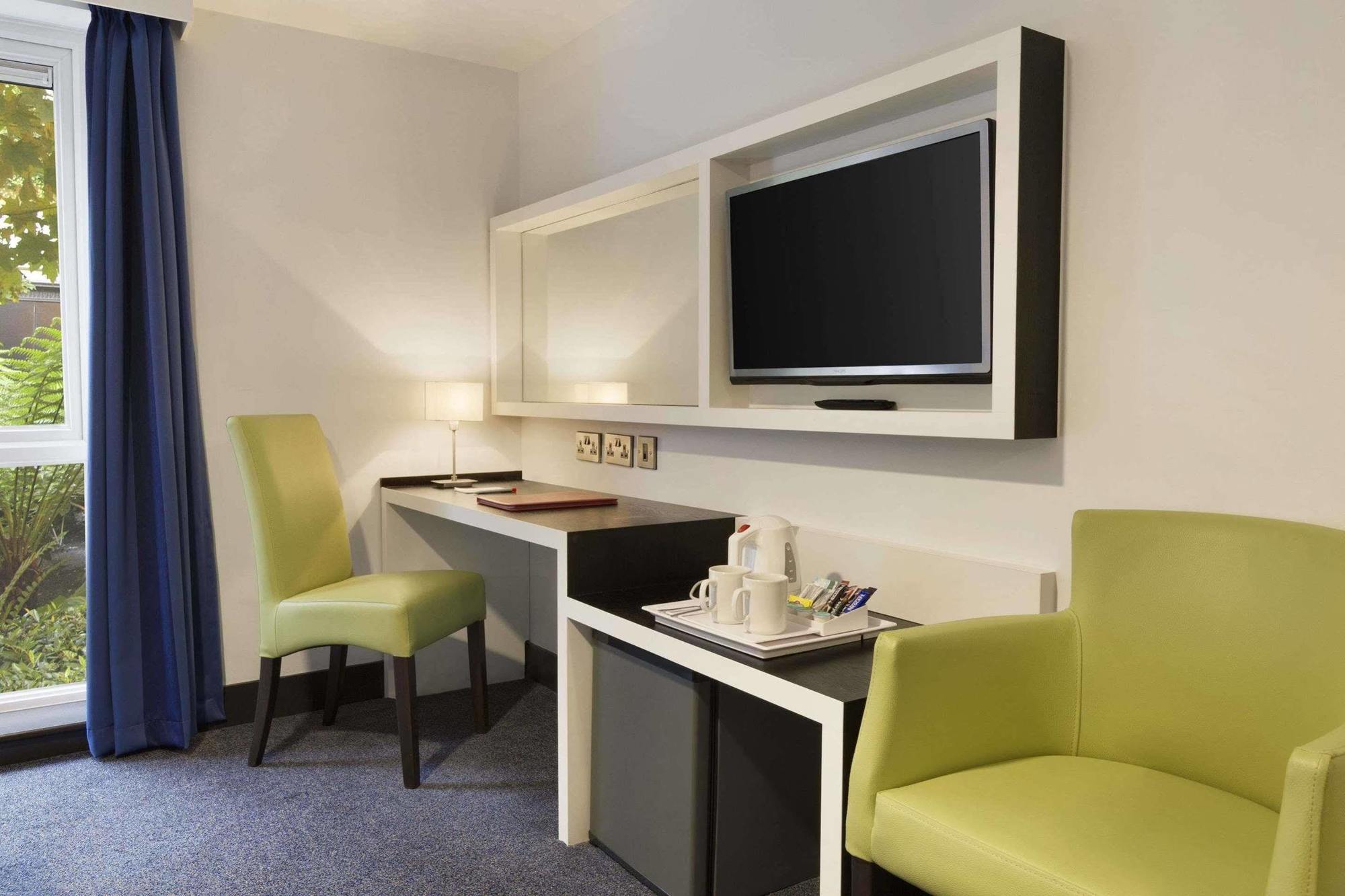 Ramada Oxford Hotel Waterstock Екстериор снимка