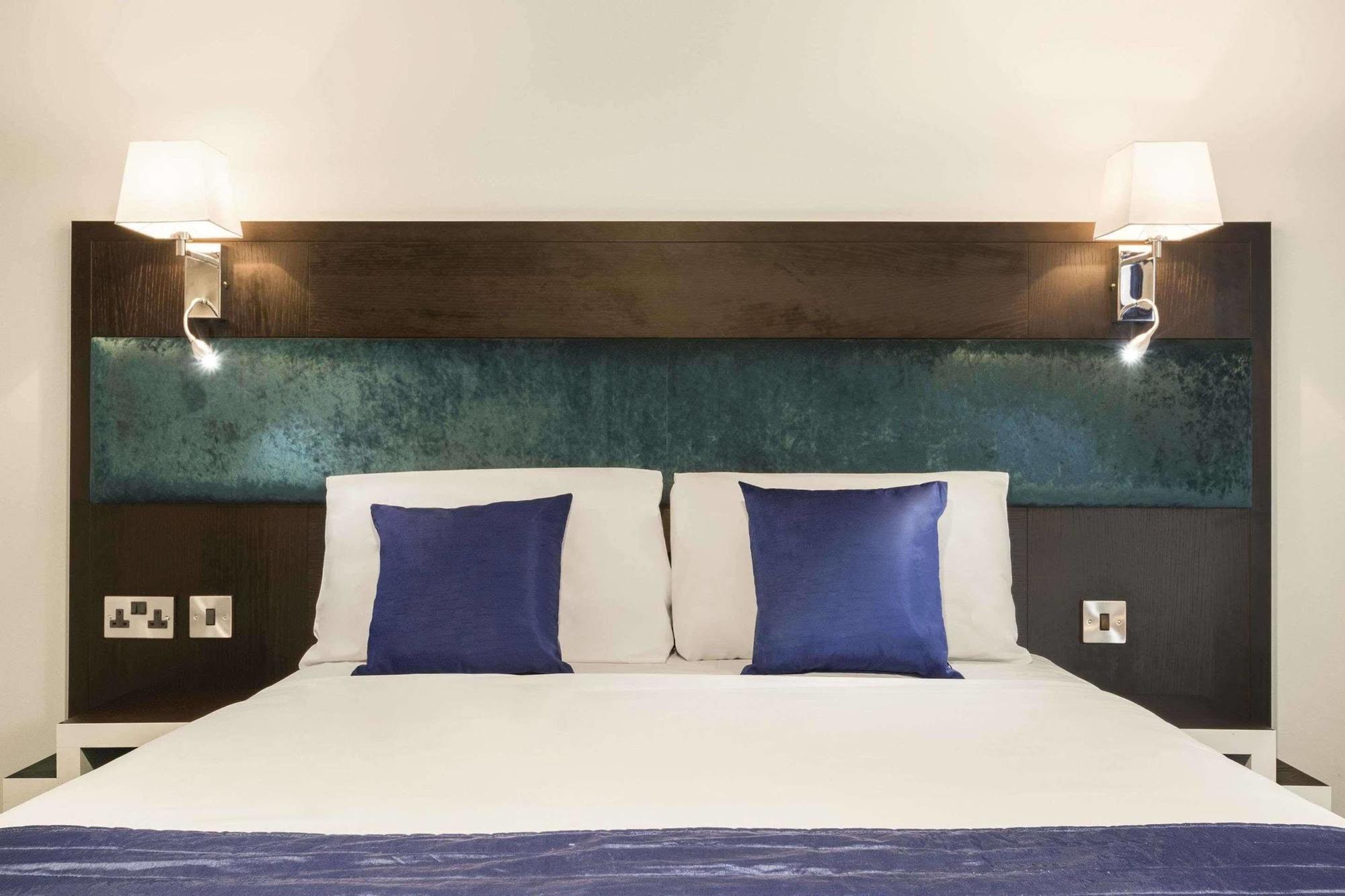 Ramada Oxford Hotel Waterstock Екстериор снимка