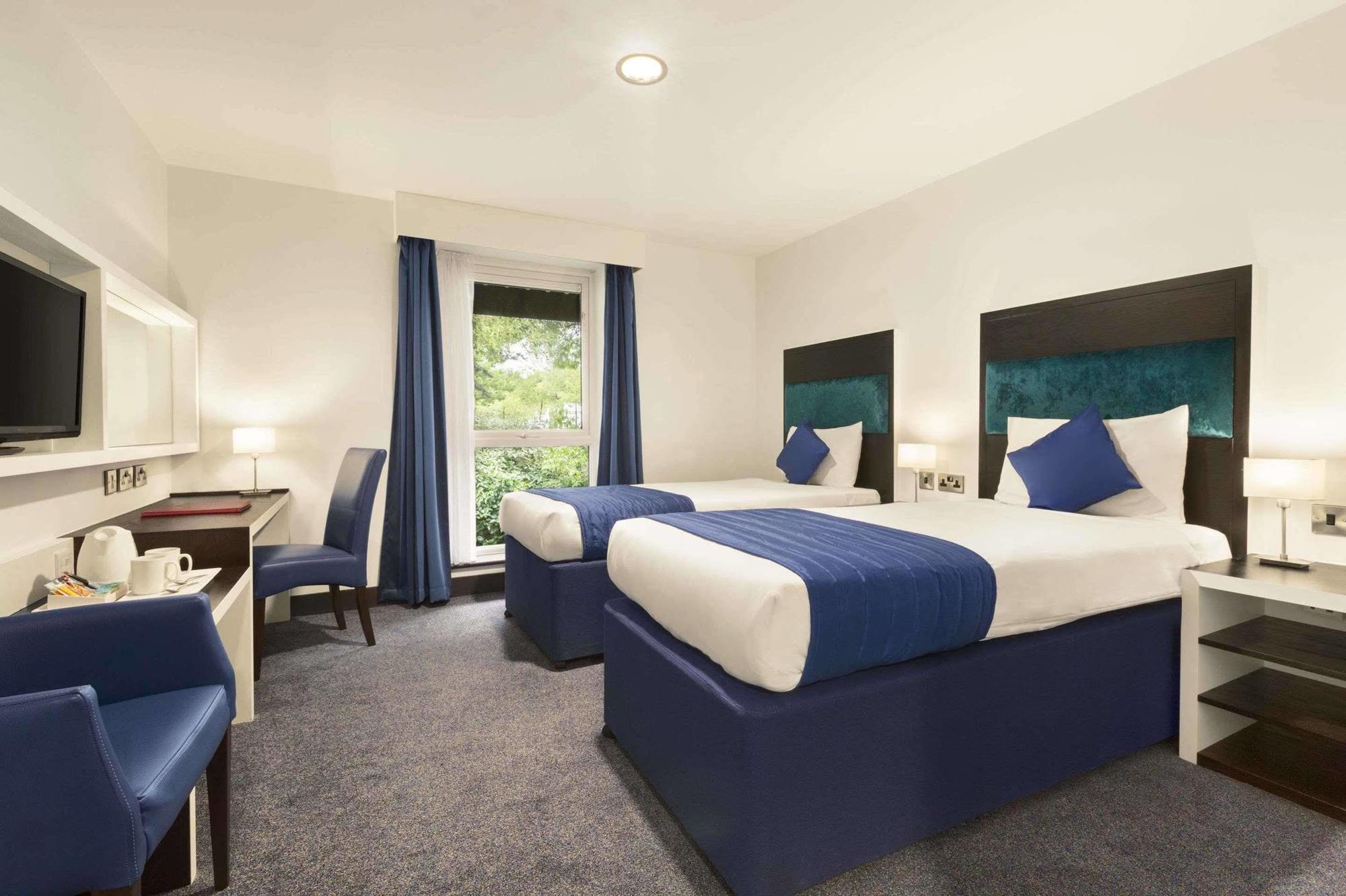 Ramada Oxford Hotel Waterstock Екстериор снимка