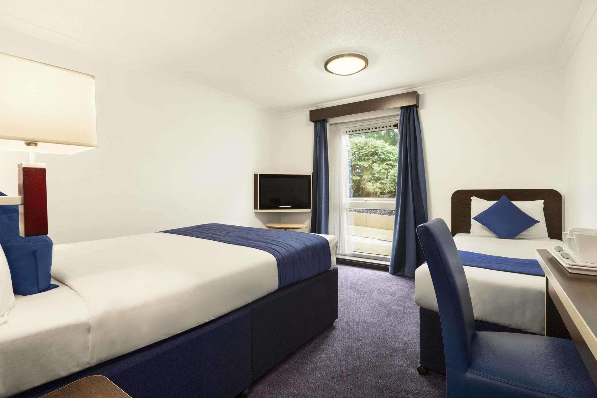 Ramada Oxford Hotel Waterstock Екстериор снимка