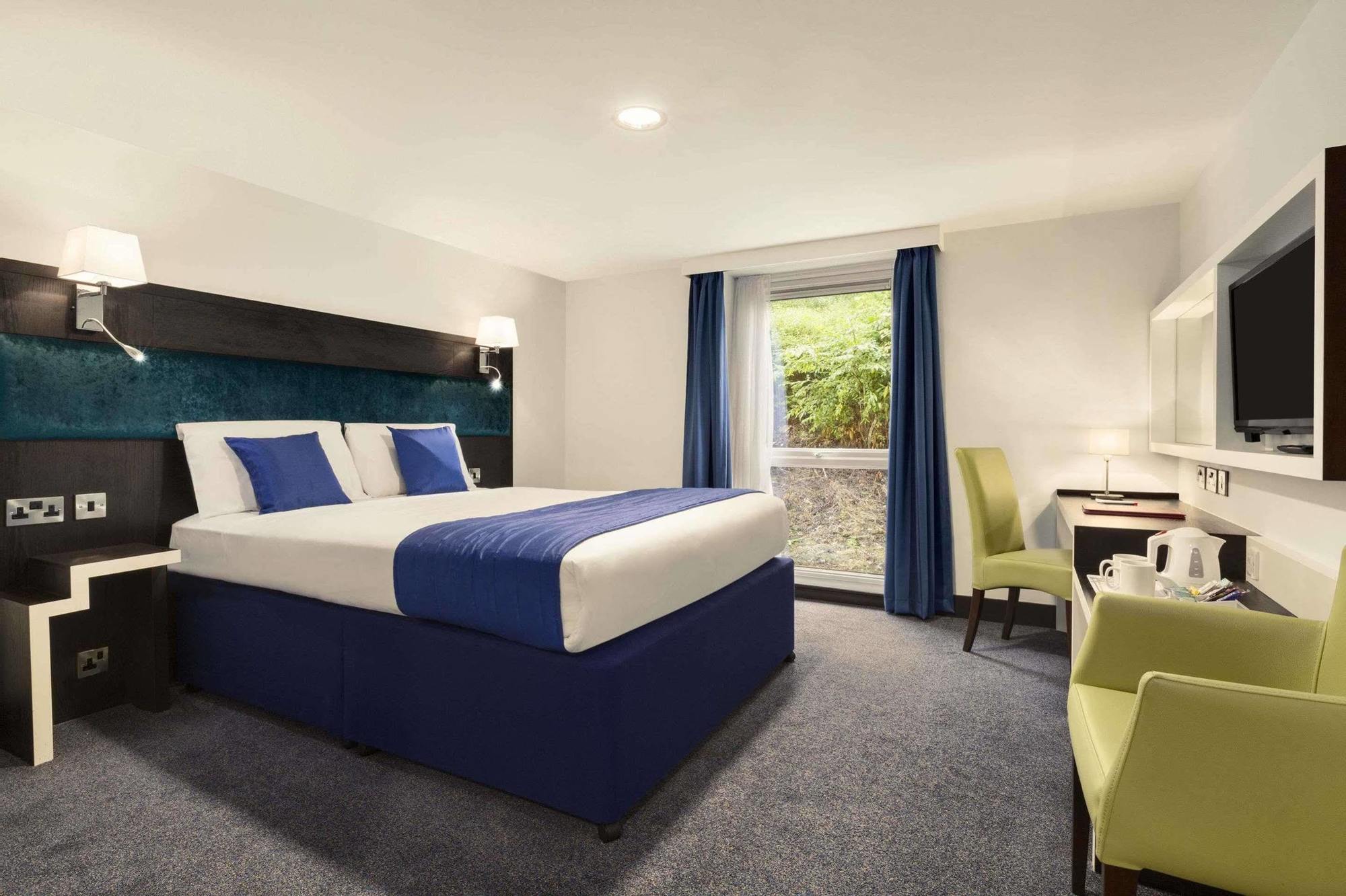 Ramada Oxford Hotel Waterstock Екстериор снимка