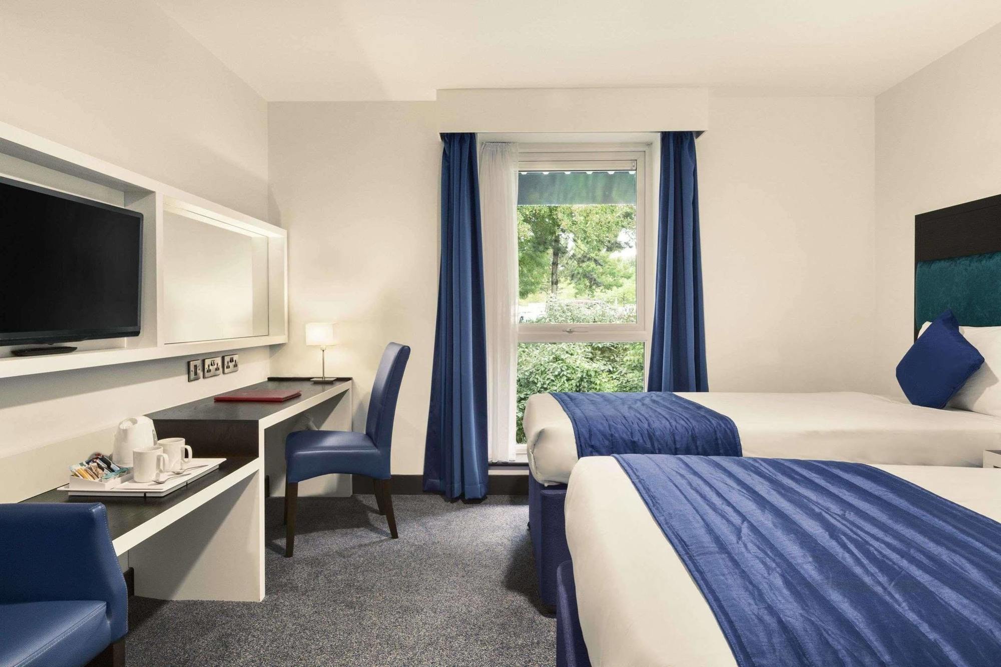 Ramada Oxford Hotel Waterstock Екстериор снимка