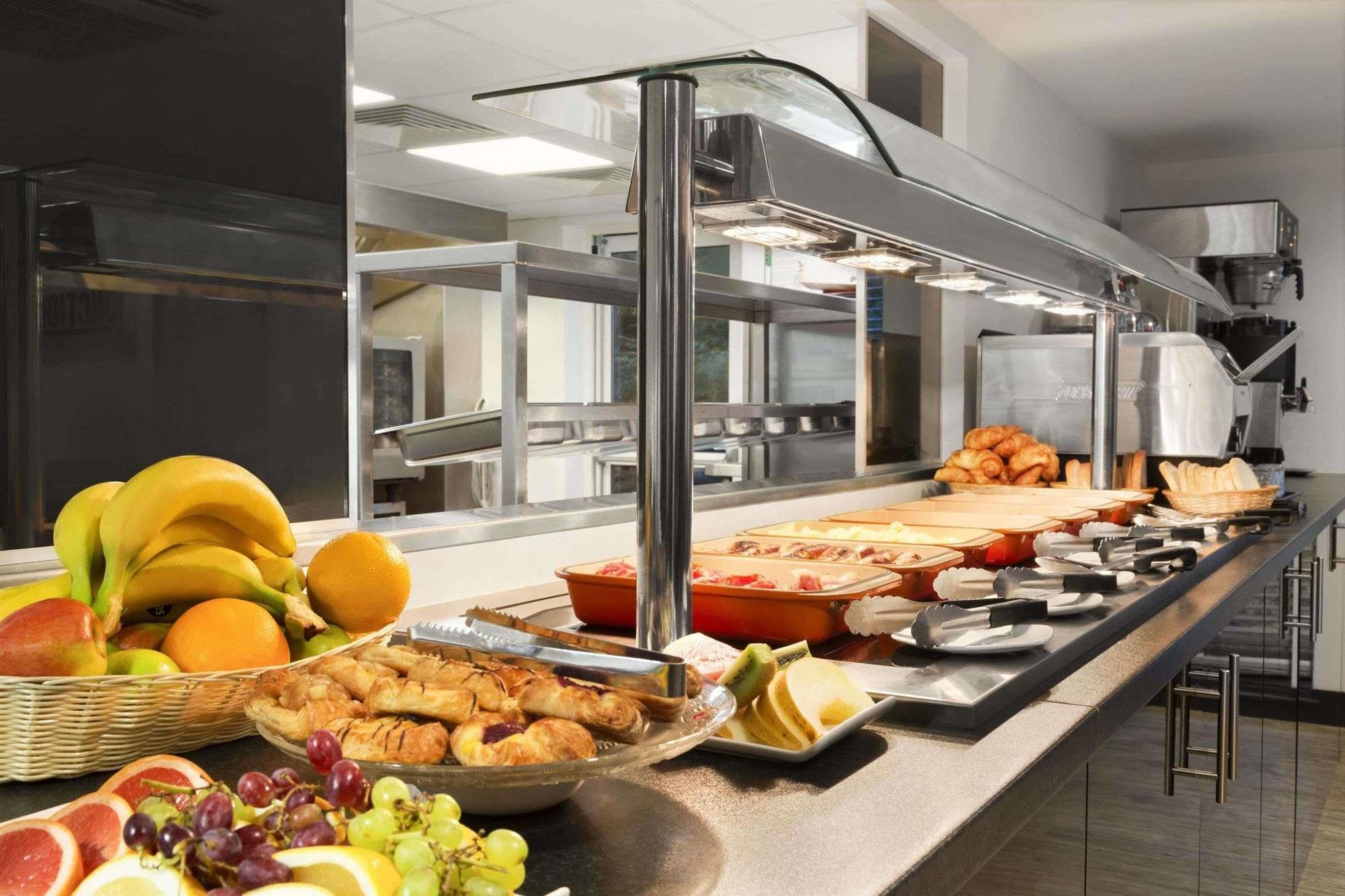 Ramada Oxford Hotel Waterstock Екстериор снимка