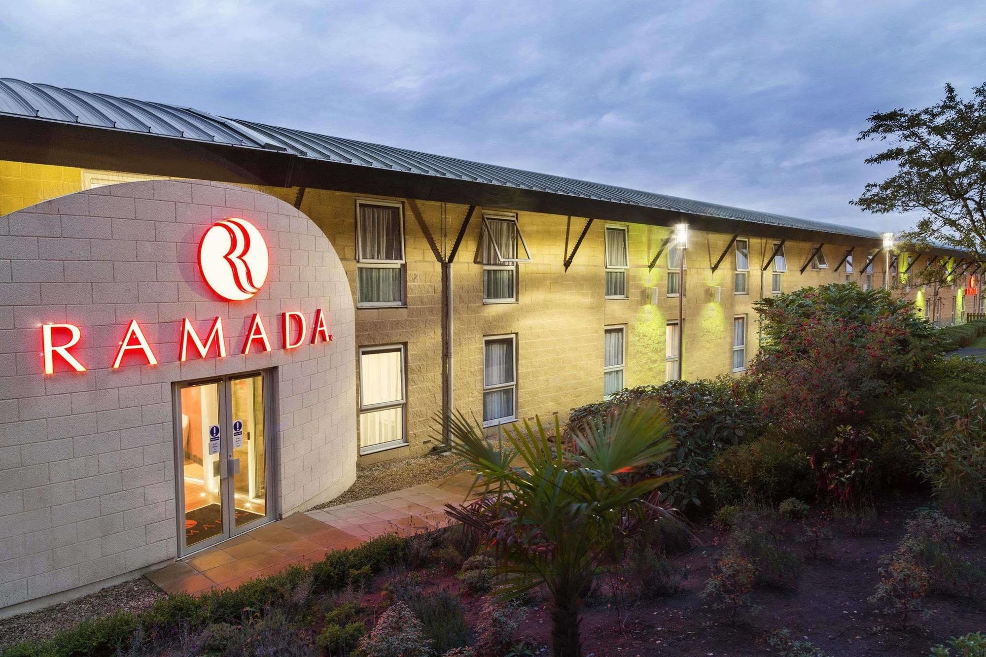Ramada Oxford Hotel Waterstock Екстериор снимка