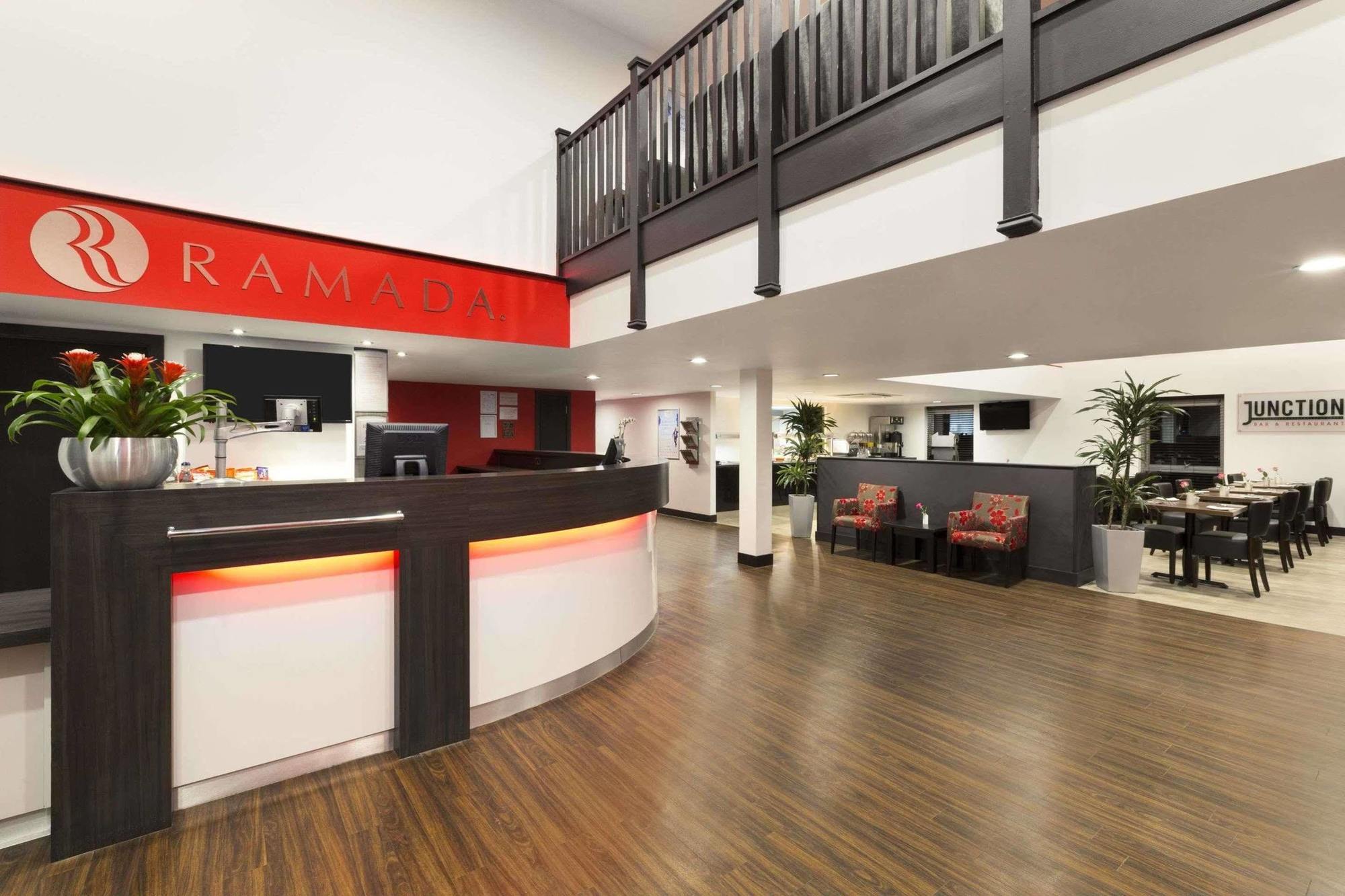 Ramada Oxford Hotel Waterstock Екстериор снимка