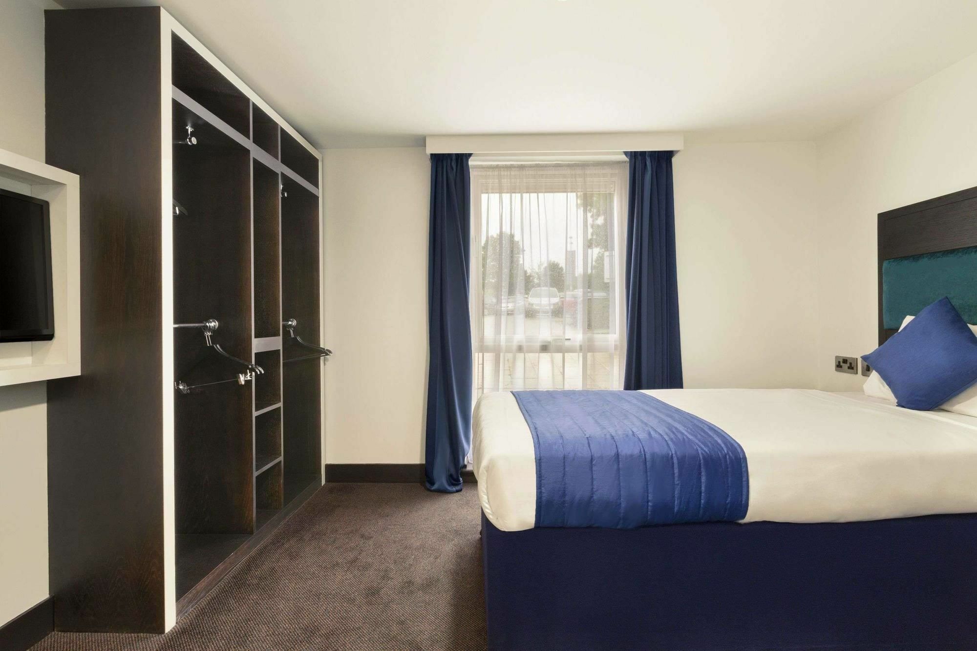 Ramada Oxford Hotel Waterstock Екстериор снимка