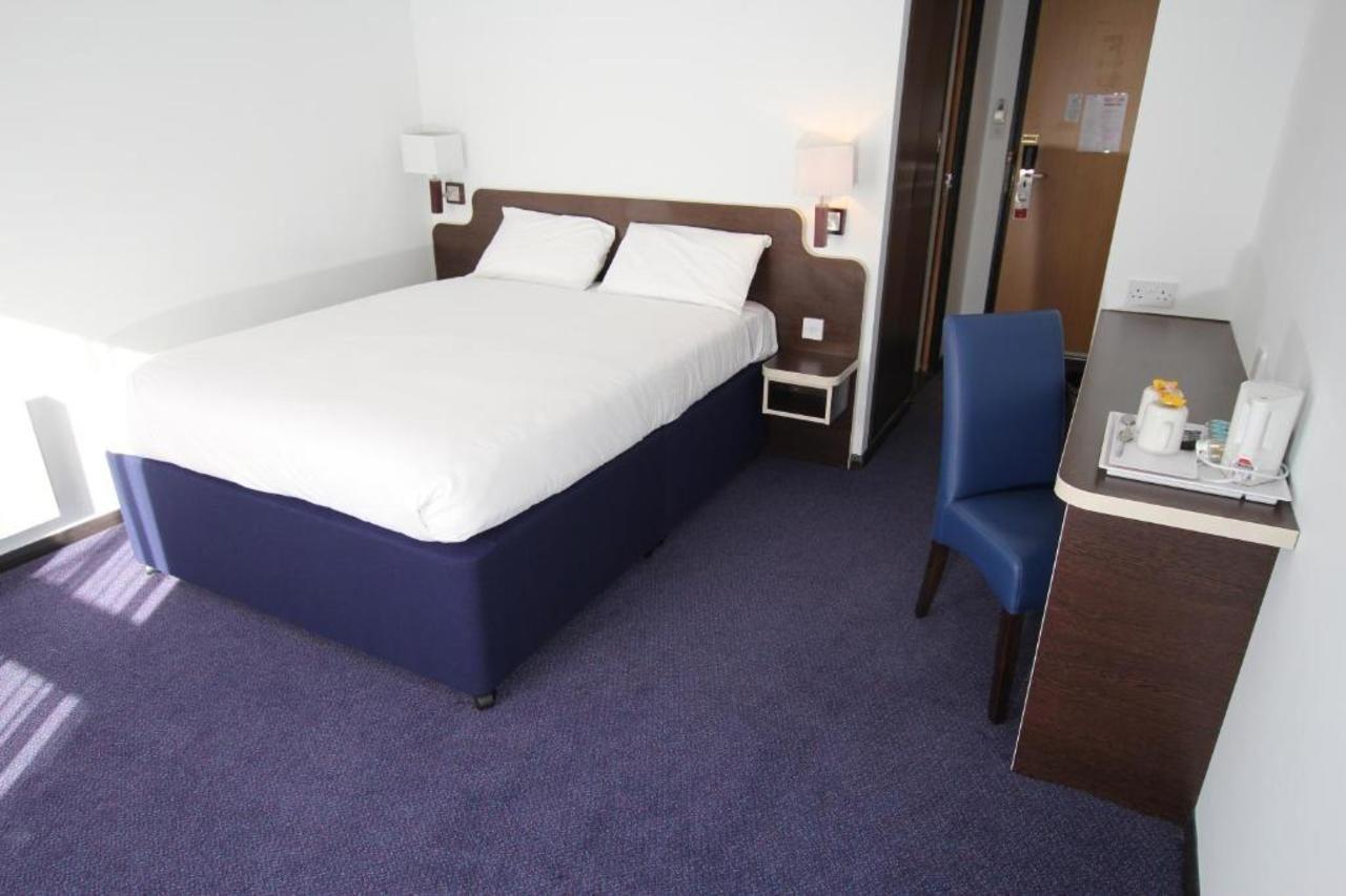 Ramada Oxford Hotel Waterstock Екстериор снимка