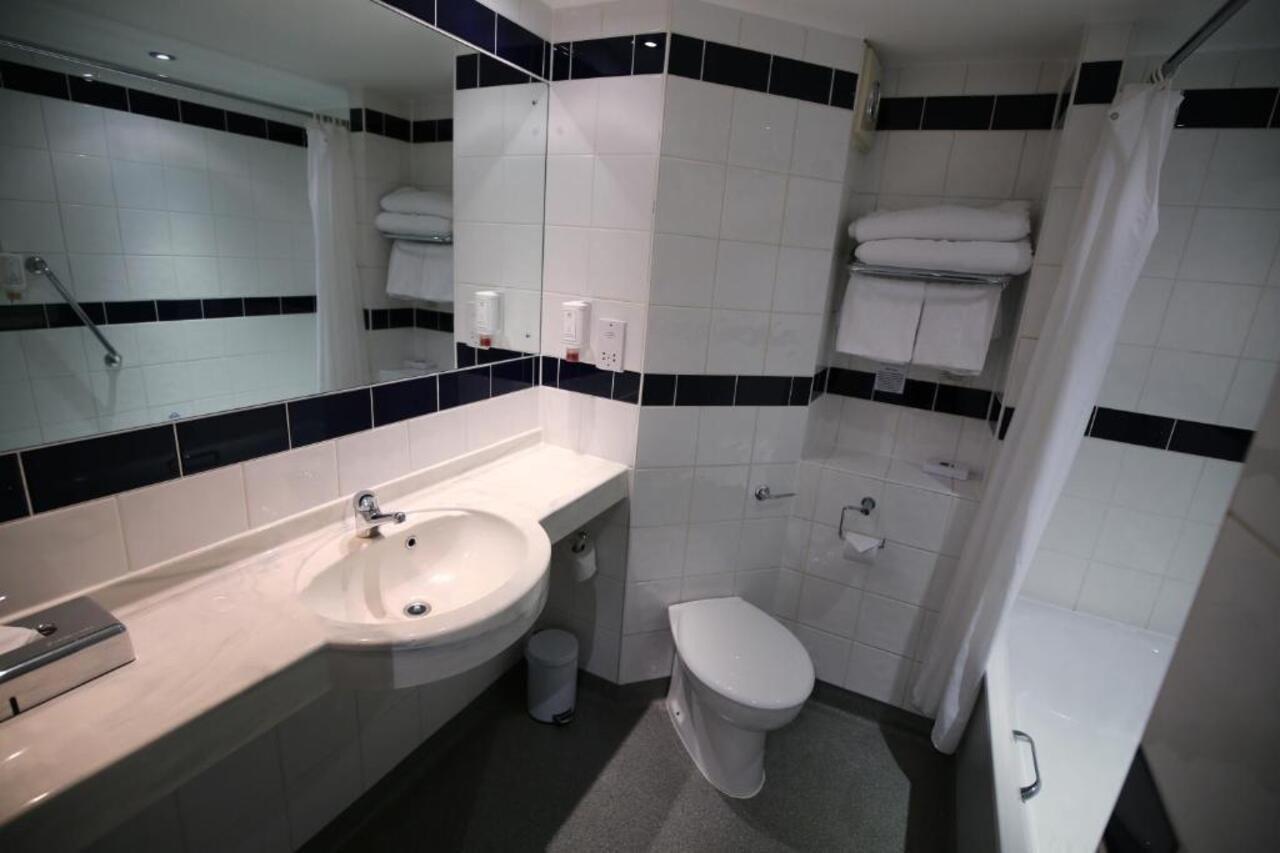 Ramada Oxford Hotel Waterstock Екстериор снимка